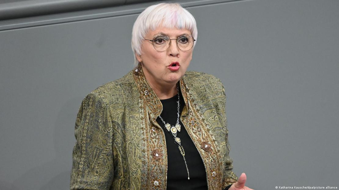 Eine Frau mit hellem Haar und Brille steht am Rednerpult: Claudia Roth spricht im Bundestag 