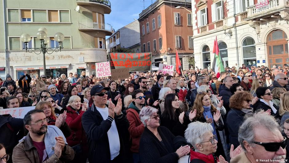Učesnici antifašističkog marša u Puli (30. novembar 2025.)