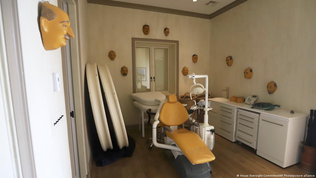 Yayımlanan fotoğraflardan birinde bir dişçi koltuğu ve duvarlarda maskeler görülüyor. Yayımlanan fotoğraflardan birinde bir dişçi koltuğu ve duvarlarda maskeler görülüyor.
