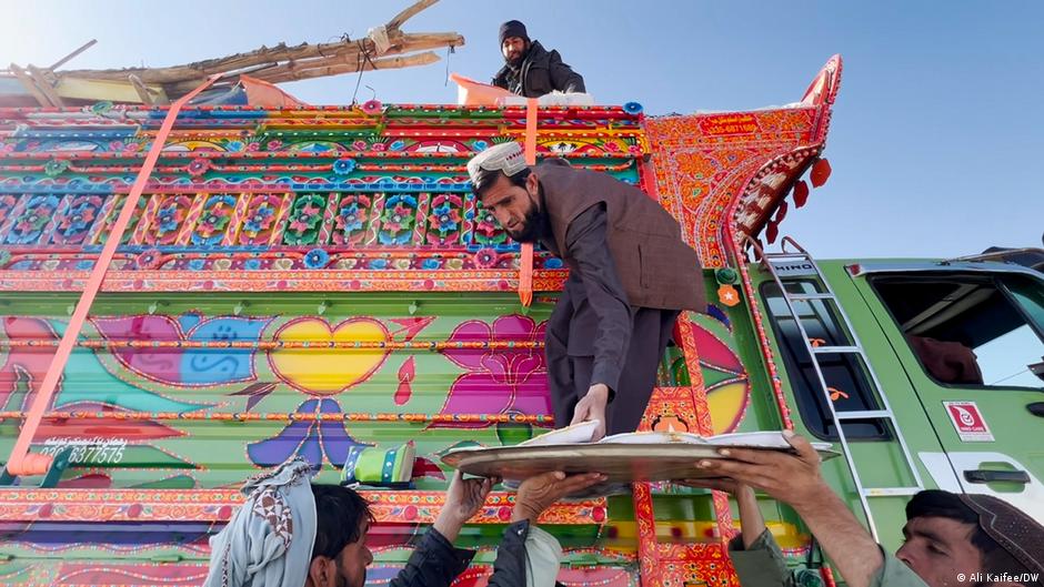 Pakistan: Volunteers step forward to help Afghan refugees – DW – 12