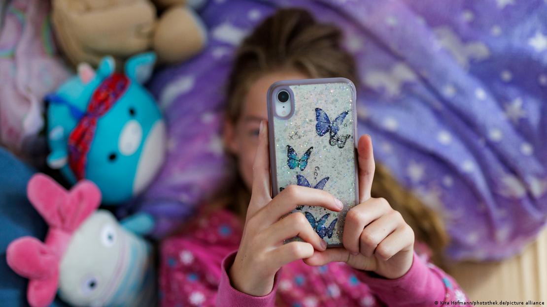 El estudio reveló que los niños con teléfonos inteligentes a los 12 años presentaron mayor riesgo de depresión, obesidad y problemas de sueño.