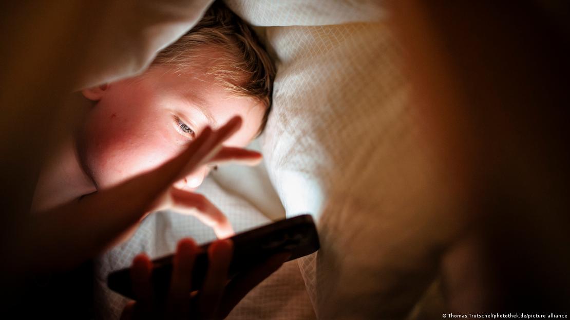 Los expertos recomendaron establecer reglas claras sobre el uso nocturno de smartphones para proteger el bienestar de los menores. Los expertos recomendaron establecer reglas claras sobre el uso nocturno de smartphones para proteger el bienestar de los menores.