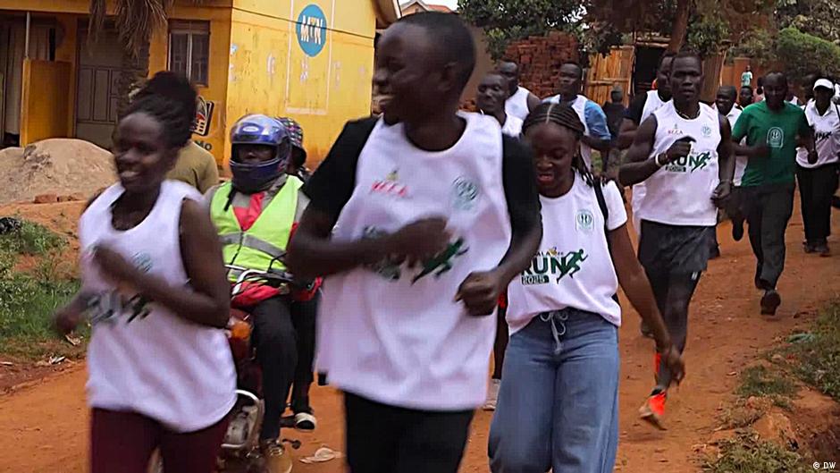 How a 'bee run' is creating a buzz in Uganda – DW – 12