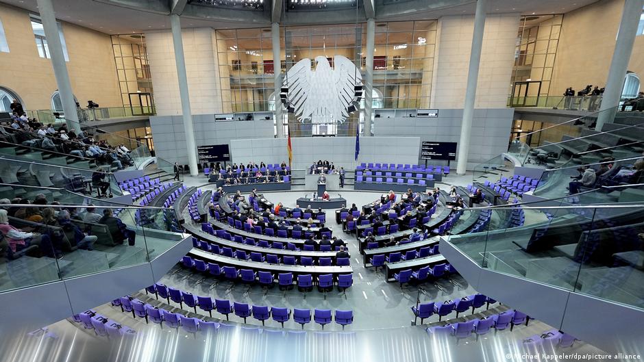 Дебати у Бундестазі: активи РФ та заклик АдН до Путіна – DW – 04.12.2025