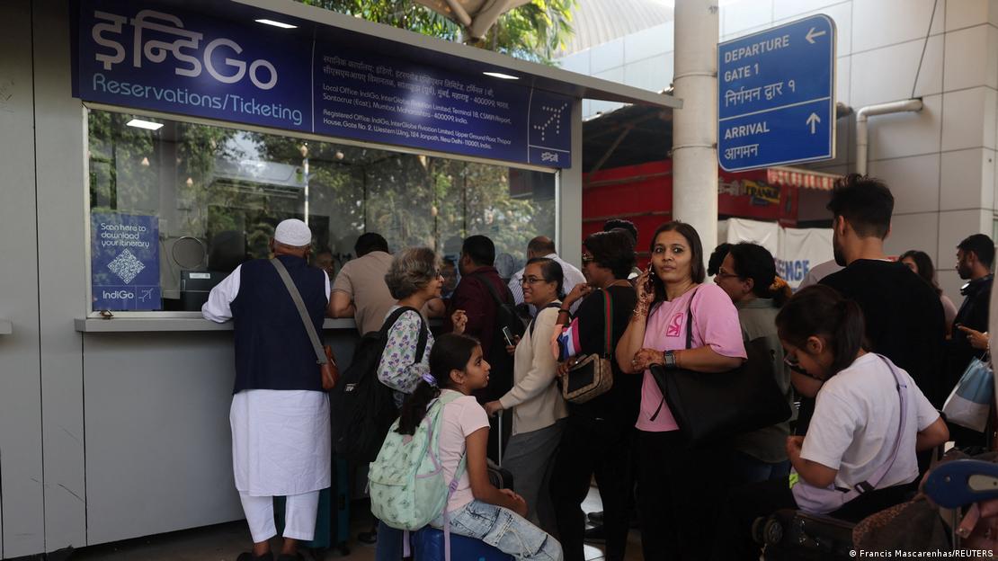 ممبئی ایئر پورٹ پر مسافر