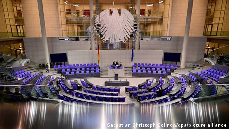 Der Deutsche Bundestag entscheidet heute über Änderungen bei der Wehrpflicht und Rente.