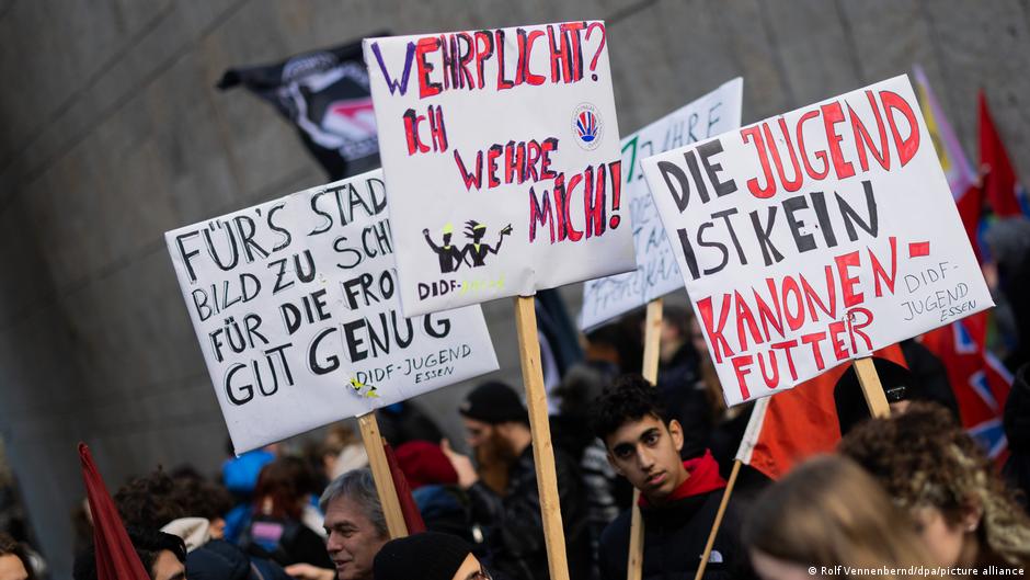 Demonstracije protiv nove vojne službe ispred jedne srednje škole u ​​Kelnu