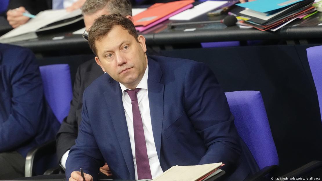Almanya Başbakan Yardımcısı ve Maliye Bakanı Lars Klingbeil, federal parlamentodaki kabine bölümünde oturuyor Almanya Başbakan Yardımcısı ve Maliye Bakanı Lars Klingbeil, federal parlamentodaki kabine bölümünde oturuyor