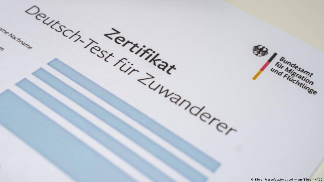 Çertifikatë e aftësisë së gjuhës gjermane për emigrantët dhe pasaportë gjermane – akuza për falsifikim. Gjermania përgjysmon azilin dhe do të ashpërsojë ligjin e shtetësisë kundër mashtruesve, shkruan Auron Dodi.