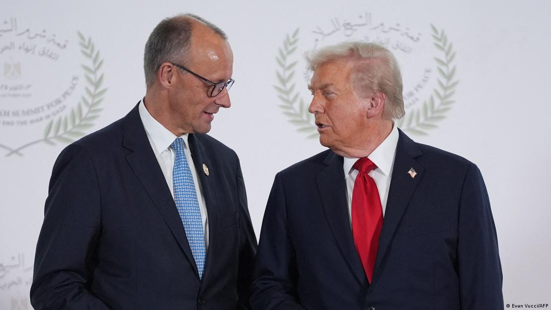 Ekim ayında Mısır'da düzenlenen Gazze zirvesinde de bir araya gelen Almanya Başbakanı Friedrich Merz ile ABD Başkanı Donald Trump birbirlerine bakarken.