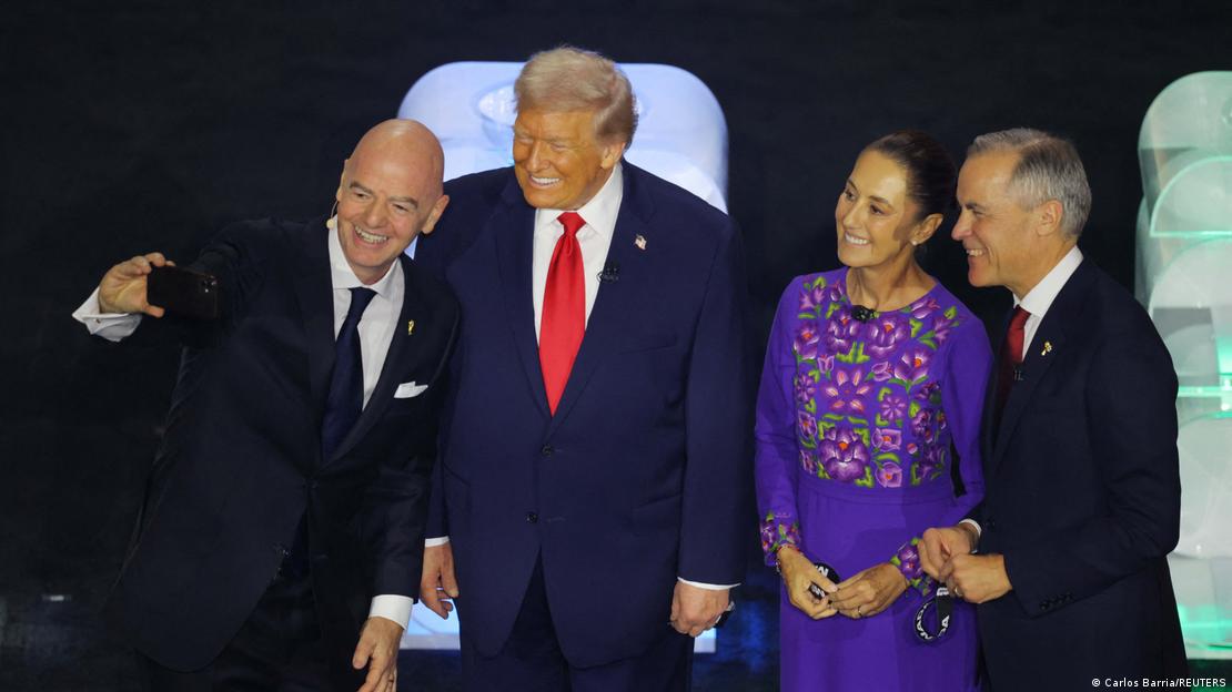 El presidente de Estados Unidos, Donald Trump, la presidenta de México, Claudia Sheinbaum, y el primer ministro de Canadá, Mark Carney, se hacen un selfi con el presidente de la FIFA, Gianni Infantino, durante el sorteo de la Copa Mundial de la FIFA 2026.