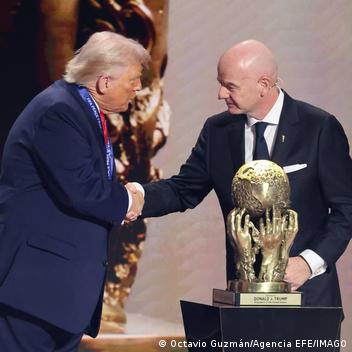 تجمع بين دونالد ترامب وإنفانتينو علاقة صداقة خاصة. صورة أرشيفية.