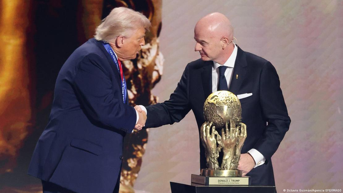 Gianni Infantino ile Donald Trump, 2026 FIFA Dünya Futbol Şampiyonası kura çekimi sırasında sahnede tokalaşıyor. Önlerinde ise FIFA Barış Ödülü bulunuyor