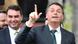 En la imagen aparece en primer plano el expresidente Jair Bolsonaro y atrás de él su hijo el senator Flávio Bolsonaro. En la imagen aparece en primer plano el expresidente Jair Bolsonaro y atrás de él su hijo el senator Flávio Bolsonaro.