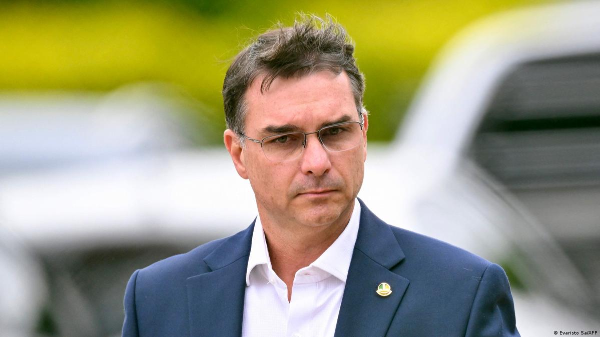 Flávio Bolsonaro está nos EUA em busca de reunião com Trump
