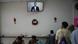 En la imagen aparecen varias personas comiendo en un mercado de Tegucigalpa, mientras en un televisor se transmite el video de Juan Orlando Hernández. En la imagen aparecen varias personas comiendo en un mercado de Tegucigalpa, mientras en un televisor se transmite el video de Juan Orlando Hernández.