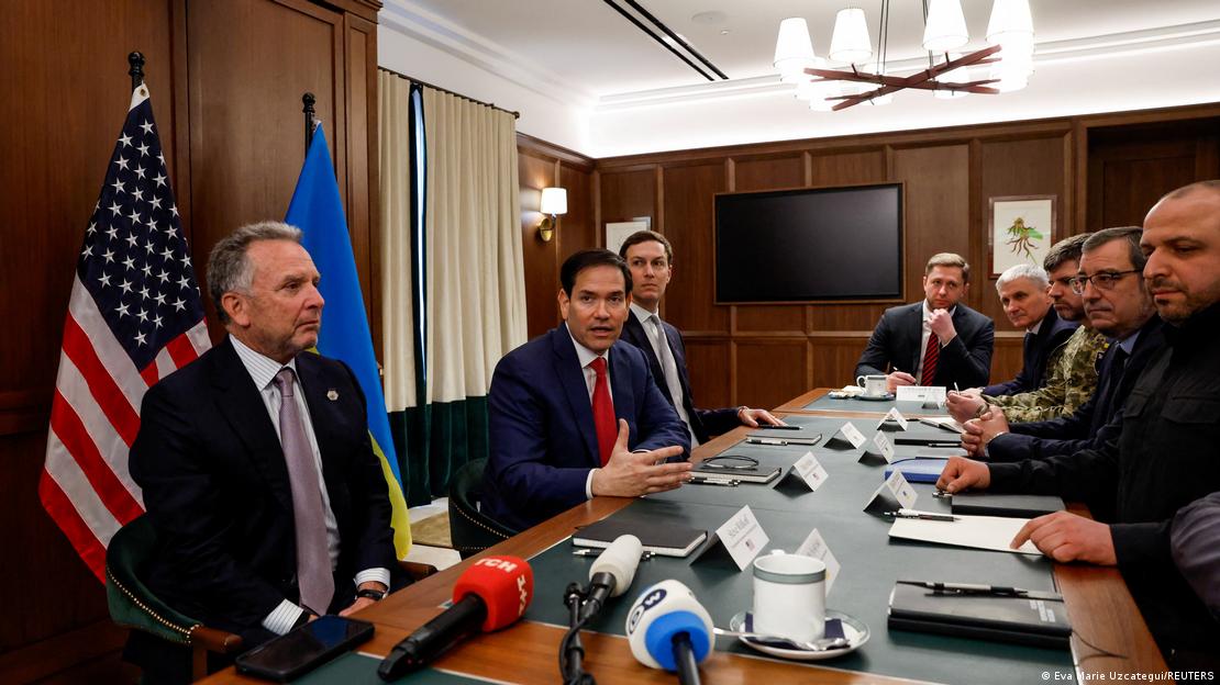 Representantes dos EUA, incluindo Marco Rubio e Jared Kuschner, e da Ucrânia, em, sala de reuniões durante negociações em Miami