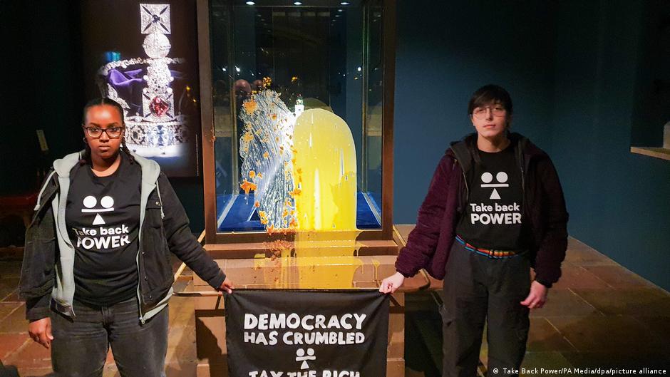 UK: 4 arrested after throwing custard at Crown Jewels – DW – 12/06/2025