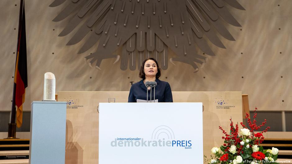 Тихановську винагородили премією за демократію – DW – 07.12.2025