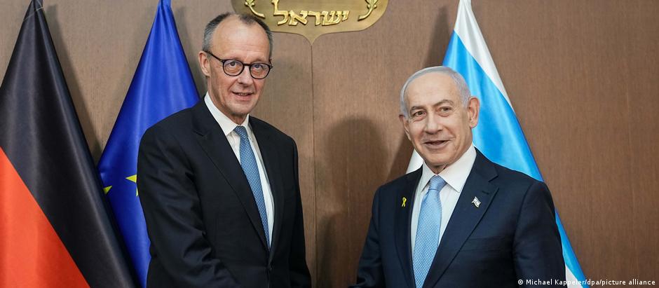 O chanceler federal Merz e Netanyahu. Essa é a primeira visita de um líder de uma potência europeia a Israel desde que TPI emitiu mandado de prisão contra o premiê