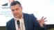 Bărbat în sacou albastru vorbește gesticulând cu un microfon în mână: noul primar general al Bucureștiului, Ciprian Ciucu Bărbat în sacou albastru vorbește gesticulând cu un microfon în mână: noul primar general al Bucureștiului, Ciprian Ciucu