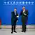 El ministro alemán de Relaciones Exteriores, Johann Wadephul y el ministro chino de Comercio, Wang Wentao, se saludan en en Pekín ante las cámaras.
