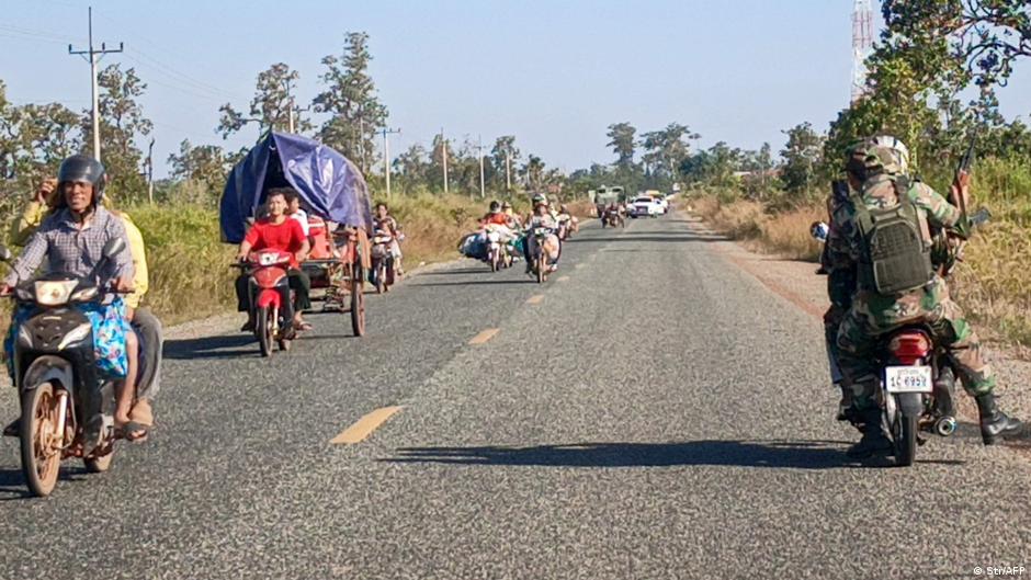 Thai army launches airstrikes along disputed Cambodia border – DW – 12/08/2025