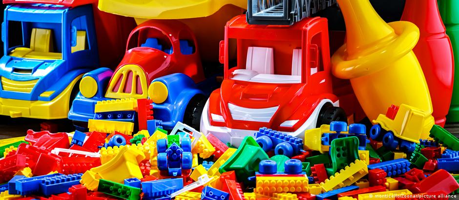 Substâncias contidas em brinquedos baratos de plástico costumam ser um risco à saúde de crianças