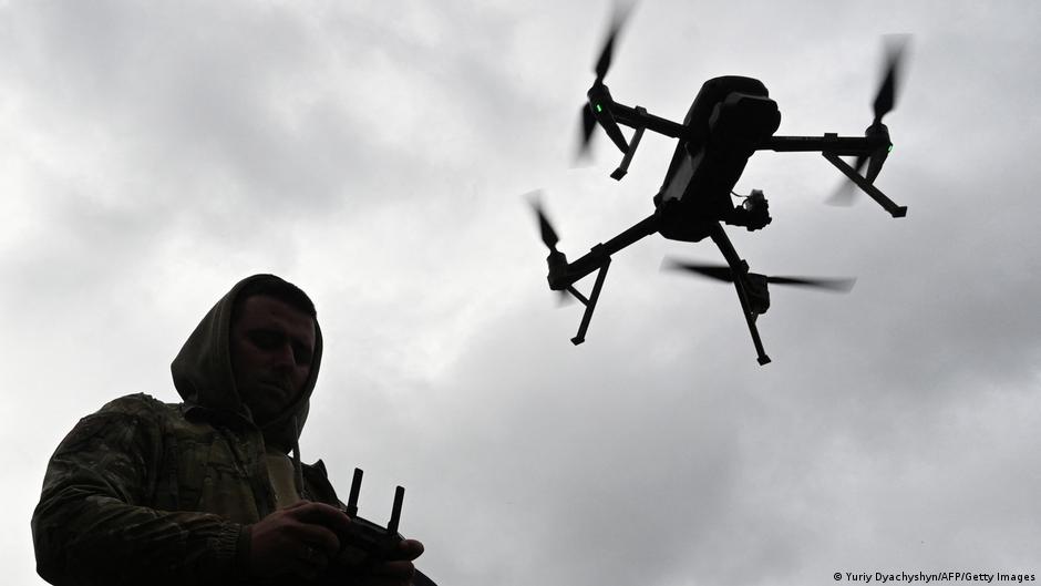 Ukrajinski vojnik kontroliše dron