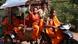 En esta foto publicada por Agence Kampuchea Press (AKP), varios monjes budistas vistiends atuendos color naranja, huyen en un vehículo de su pagoda en la provincia de Preah Vihear, cerca de la frontera con Tailandia. (08.12.2025) En esta foto publicada por Agence Kampuchea Press (AKP), varios monjes budistas vistiends atuendos color naranja, huyen en un vehículo de su pagoda en la provincia de Preah Vihear, cerca de la frontera con Tailandia. (08.12.2025)