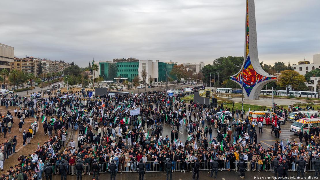 La céntrica plaza de los Omeyas, en Damasco, se llenó de personas celebrando un año de la caída del régimen de Al Asad. (8.12.2025).
