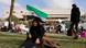 Syria, Damascus 2025 | Mwanamke akiwa na bendera ya Syria wakati wa sherehe ya kumbukumbu ya mwaka wa kwanza wa anguko la Assad. Syria, Damascus 2025 | Mwanamke akiwa na bendera ya Syria wakati wa sherehe ya kumbukumbu ya mwaka wa kwanza wa anguko la Assad.