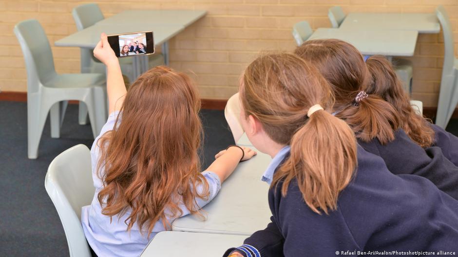 İsrail, ilkokullarda öğrencilerin cep telefonu kullanmasını yasakladı

Daha önce Almanya'nın bazı eyaletleri ve Fransa ile Hollanda gibi ülkeler benzer adımlar atmıştı