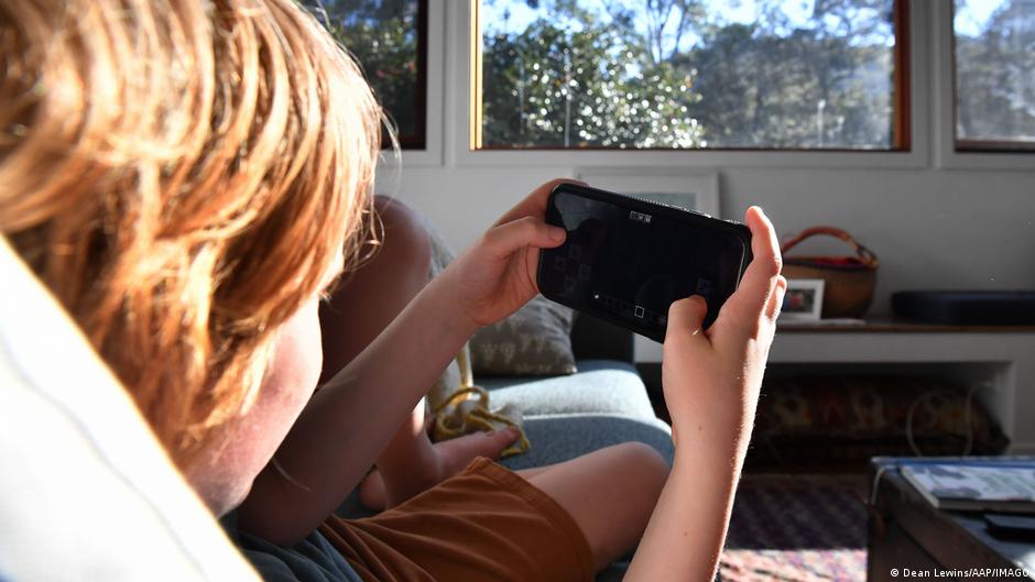 Australia's under-16s forced offline by social media ban – DW – 12/09/2025