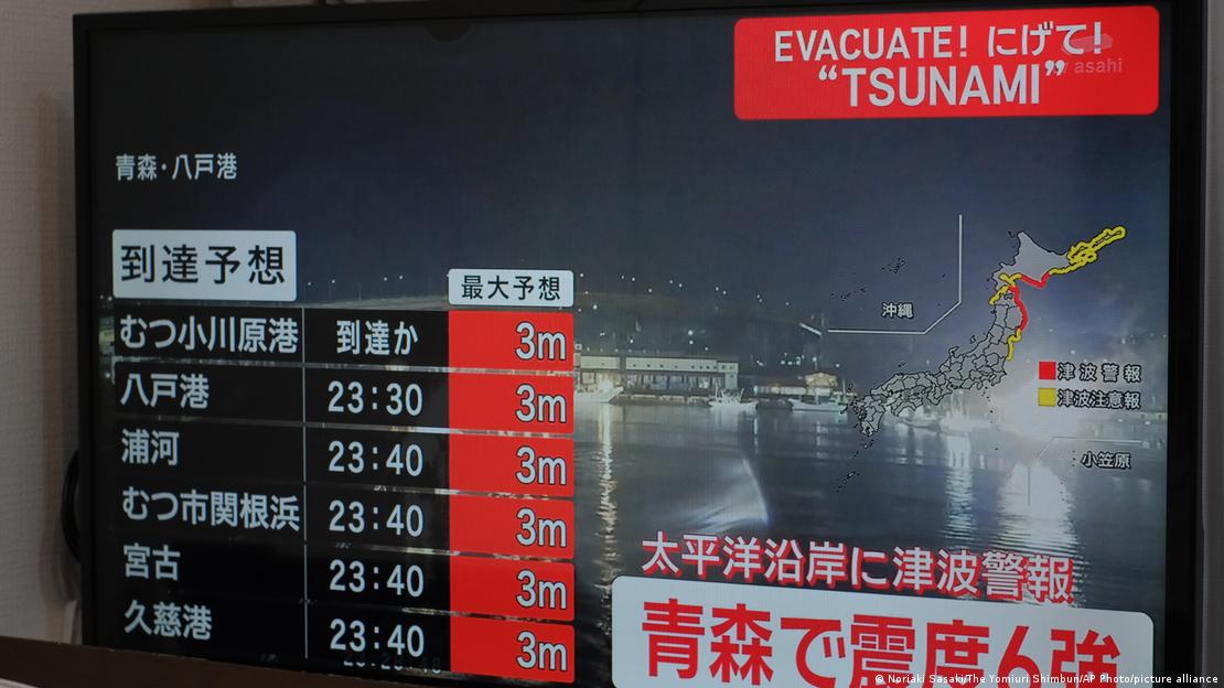 Aviso de evacuación en televisión por alerta de tsunami en Japón. (Archivo).