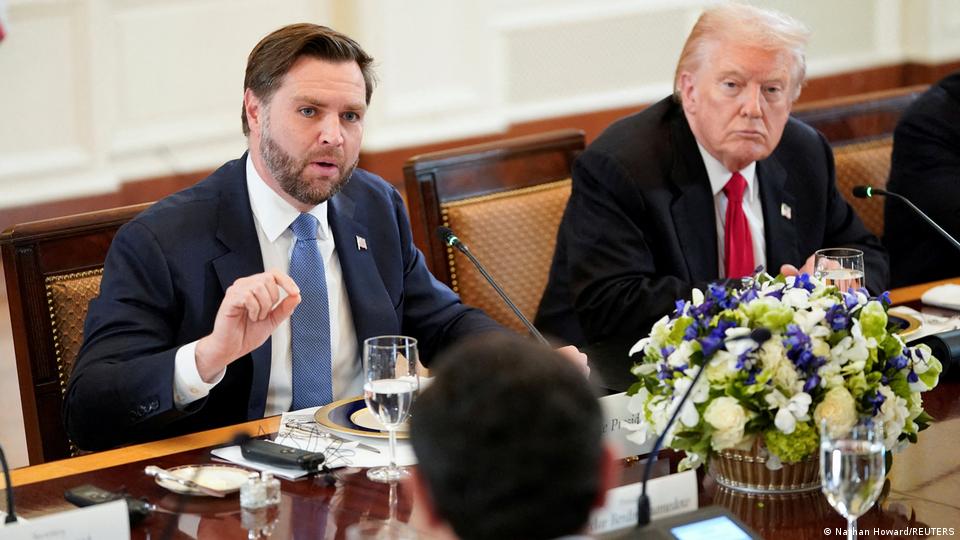 جے ڈی وینس امریکی صدر ڈونلڈ ٹرمپ کے ہمراہ ٓ