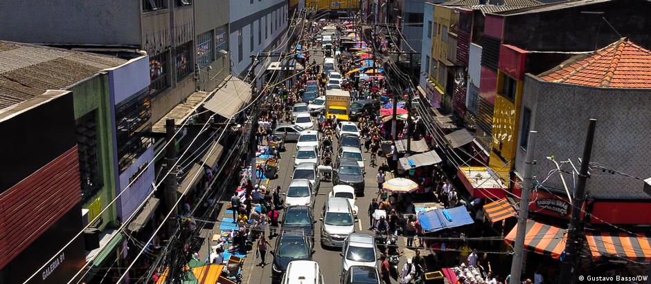 Associações de comerciantes e ambulantes afirmam haver 15 mil lojas e cerca de 20 mil vendedores de rua no Brás