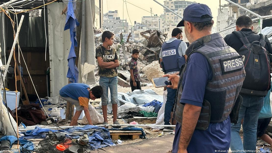 Periodistas y residentes adolescentes, en el lugar de un ataque aéreo israelí que alcanzó una tienda de Al Jazeera cerca del Hospital Shifa en el este de la ciudad de Gaza, matando a seis periodistas. Periodistas y residentes adolescentes, en el lugar de un ataque aéreo israelí que alcanzó una tienda de Al Jazeera cerca del Hospital Shifa en el este de la ciudad de Gaza, matando a seis periodistas.
