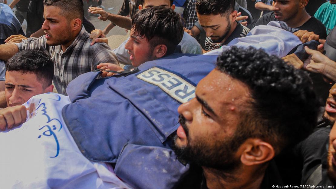 İsrail'in Gazze Şeridi'ndeki saldırısında öldürülen bir gazetecinin cenazesinin üzeri 