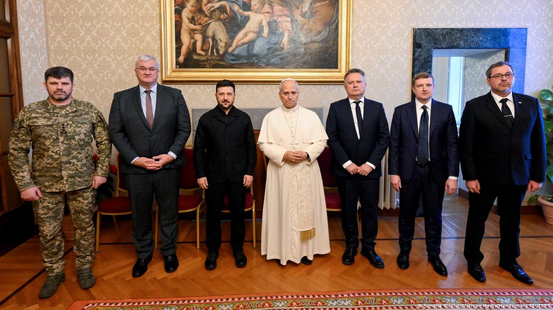 El papa León XIV, junto al presidente de Ucrania, Volodimir Zelenski, y otros respresentantes del Gobierno de Ucrania.