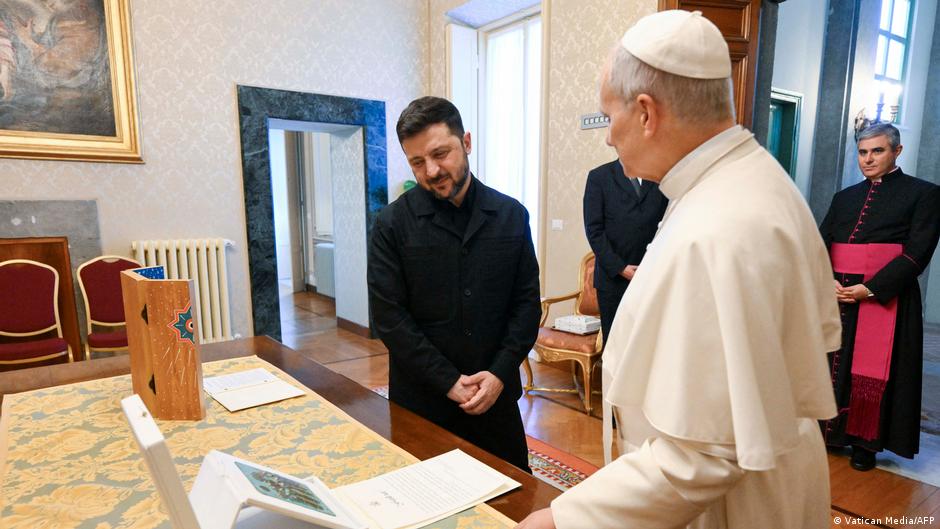 Ukraine updates: Zelenskyy meets pope, discuss peace plan DW 12/09/2025