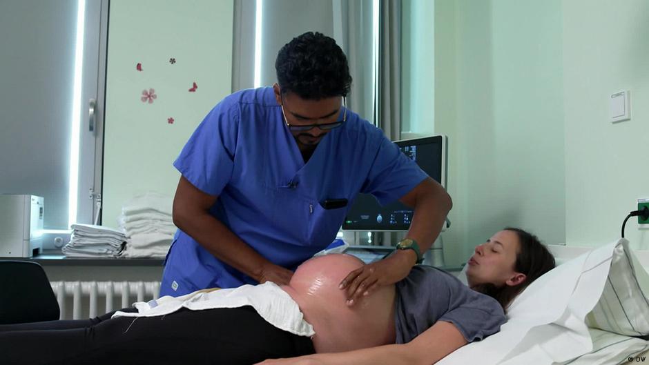 Two doctors fight to stop the global C-section epidemic – DW – 12/14/2025