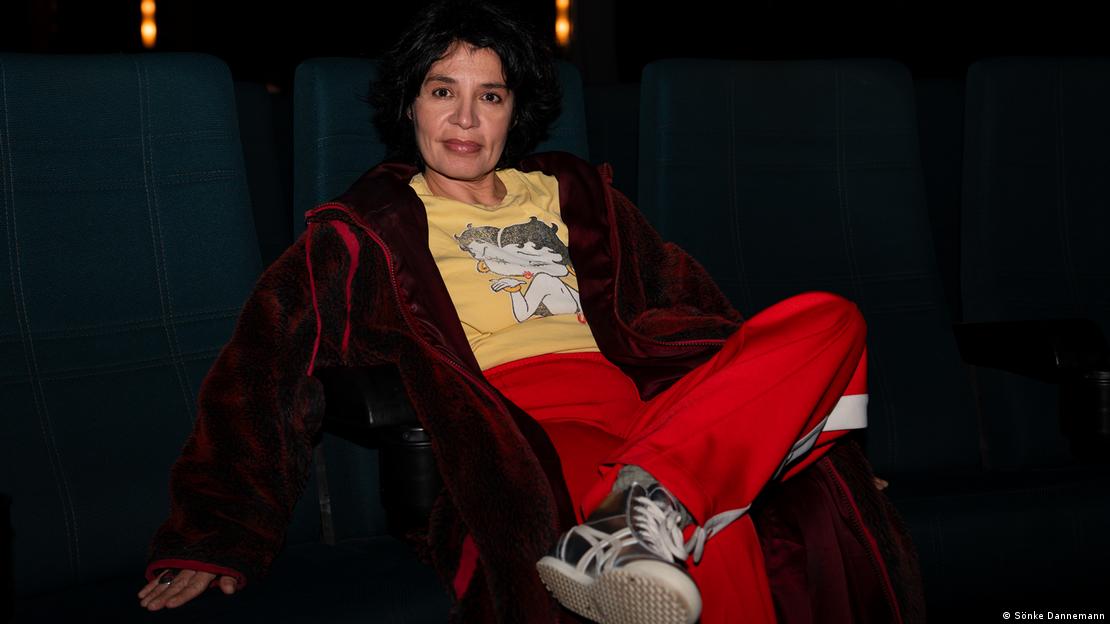 Regjisorja Teona Mitevska e ulur 