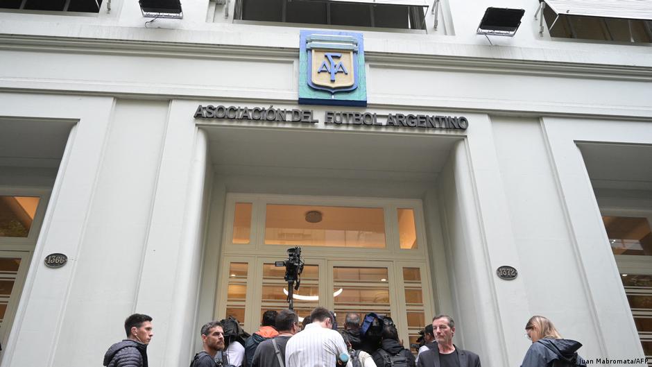 Allanamientos en AFA y clubes argentinos por investigación de lavado de dinero