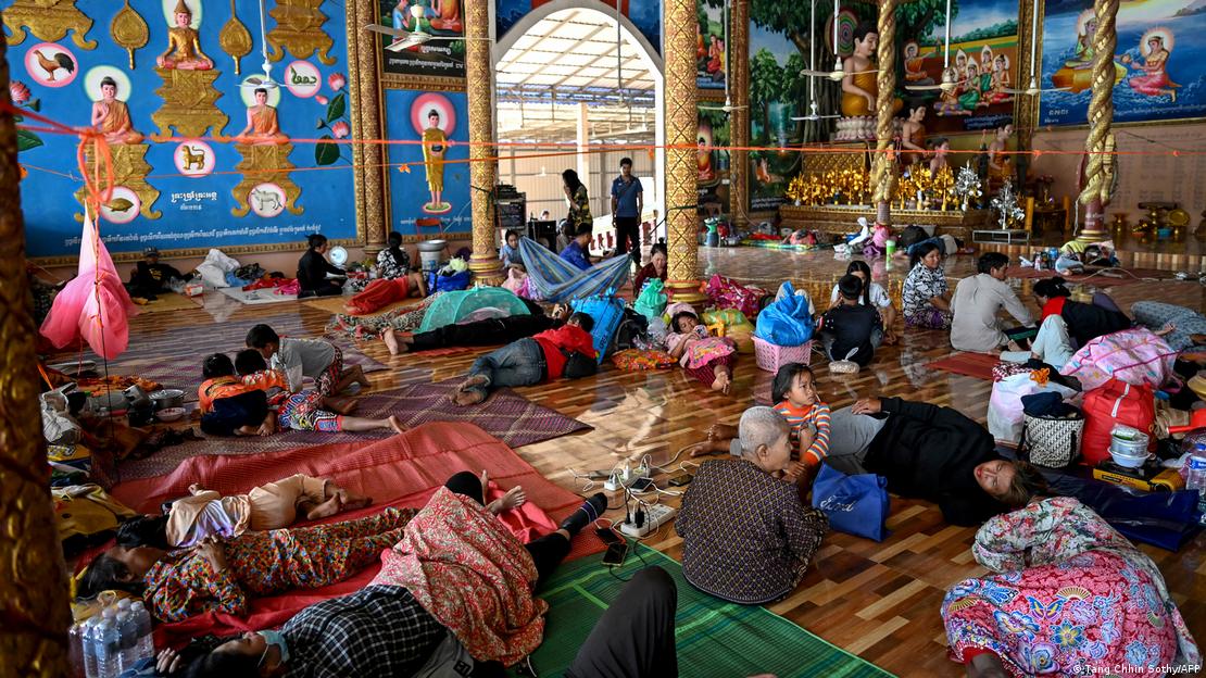 Personas evacuadas descansan en un refugio improvisado en un templo en Camboya.