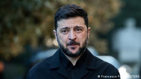 Wolodymyr Selenskyj äußert sich zum Vorschlag der USA eine entmilitarisierte Zone in der Ostukraine einzurichten. Wolodymyr Selenskyj äußert sich zum Vorschlag der USA eine entmilitarisierte Zone in der Ostukraine einzurichten.