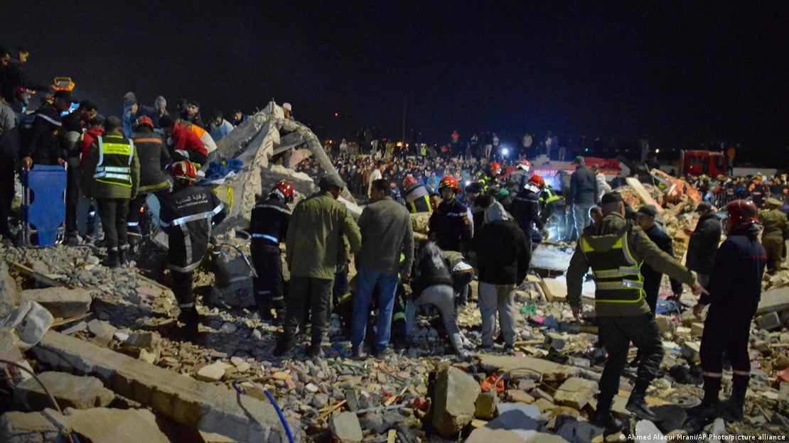 Rescatistas en el lugar del derrumbe de dos edificios en Fez, Marruecos. (10.12.2025).