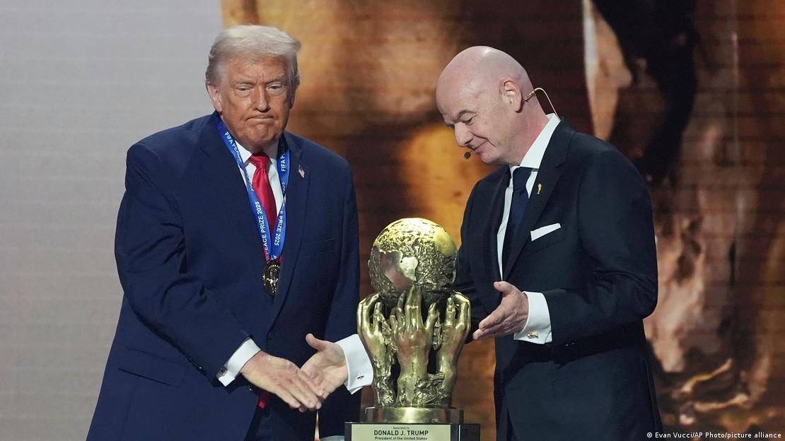 FIFA Başkanı Gianni Infantino, ABD Başkanı Donald Trump'a ilk kez verilen FIFA Barış Kupası'nı takdim ederken