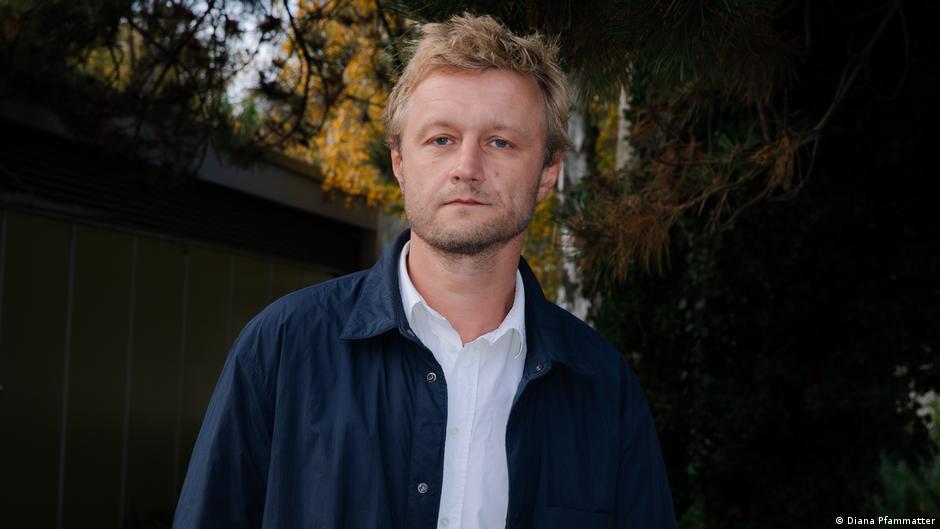 Берлінська бієнале: український куратор змінює правила гри – DW – 17.12.2025