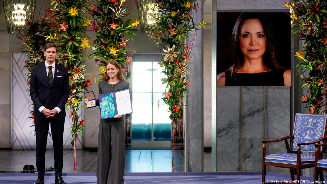 La hija de la líder opositora venezolana María Corina Machado, Ana Corina Sosa, recibe el Premio Nobel para su madre en Oslo. Junto a ella, el presidente del Comité Noruego del Nobel, Jorgen Watne Frydnes. La hija de la líder opositora venezolana María Corina Machado, Ana Corina Sosa, recibe el Premio Nobel para su madre en Oslo. Junto a ella, el presidente del Comité Noruego del Nobel, Jorgen Watne Frydnes.